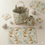 Popeline Páscoa Coelho e Flores - Bege - Image 3